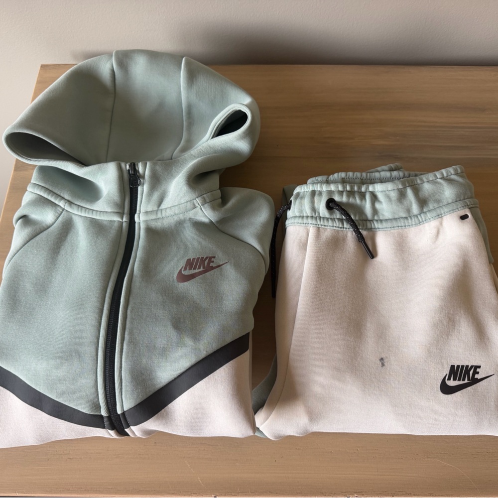 Nike TECH Boys Set. Boys size Large Jogger and Zip up. Cream and Sage.